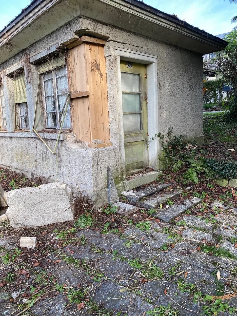 Man sieht den heruntergekommenen Pavillon vor der Sanierung. 